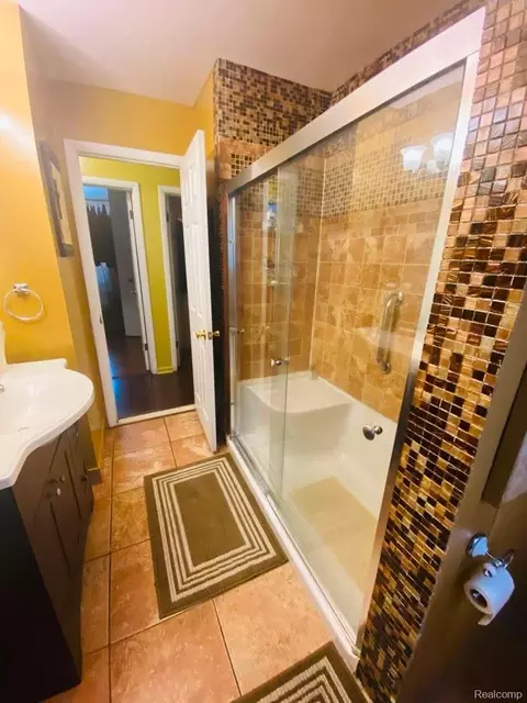 Bath - 24775 Cunningham Ave, Warren, MI 48091 photo 3 of 4