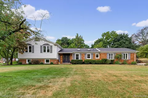 216 Birch Hill Dr, Oakland, MI 48306