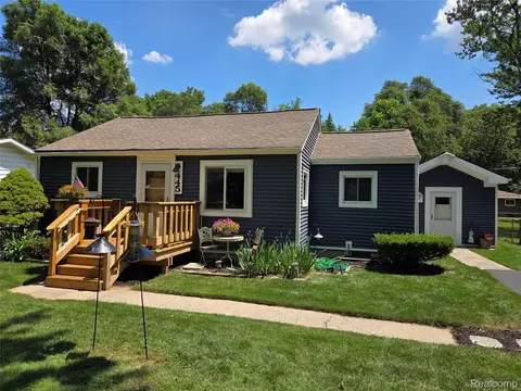 445 Clark Rd, Highland, MI 48357
