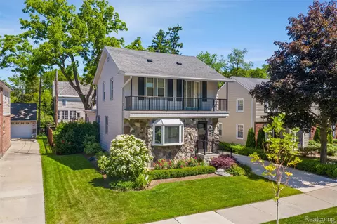 10504 Borgman Ave, Huntington Woods, MI 48070