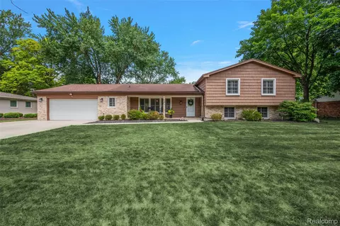7435 Saint Auburn Dr, Bloomfield Hills, MI 48301