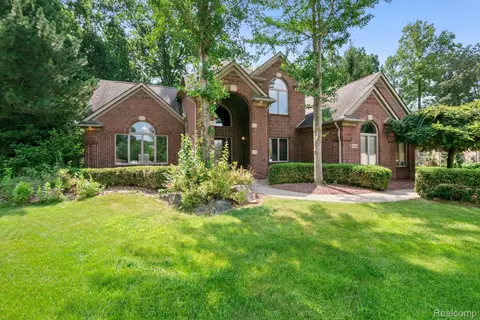 52018 Loon Ct, Shelby Township, MI 48315