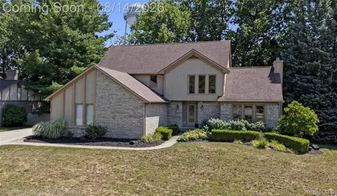 2385 Avondale St W, Sylvan Lake, MI 48320