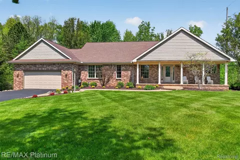 59360 Foxpointe Ln, South Lyon, MI 48178