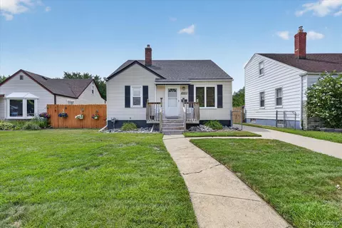 29243 Harding St, Roseville, MI 48066