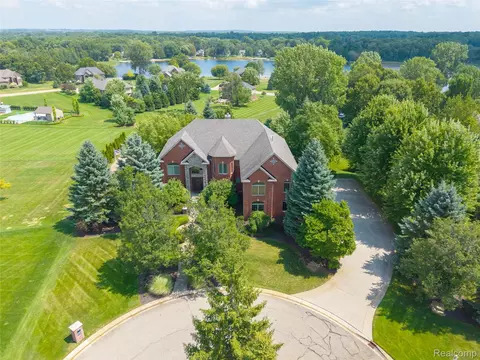 840 High View Ct, Oxford, MI 48371