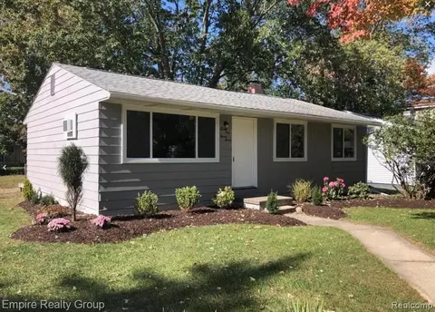 2997 Woodlawn St, Commerce, MI 48390