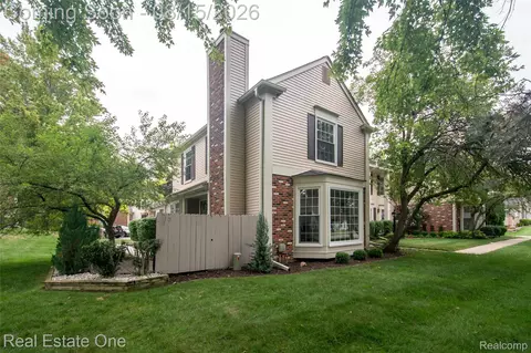 1572 Kings Cove Dr, Rochester Hills, MI 48306