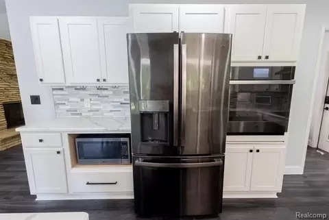 Kitchen - 575 S Hemlock Rd, Richland, MI 48626 photo 3 of 4