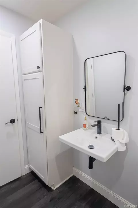 Bath - 575 S Hemlock Rd, Richland, MI 48626 photo 3 of 4