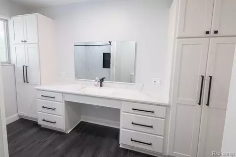 Bath - 575 S Hemlock Rd, Richland, MI 48626 photo 2 of 4