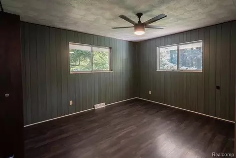Bedroom - 575 S Hemlock Rd, Richland, MI 48626 photo 5 of 5