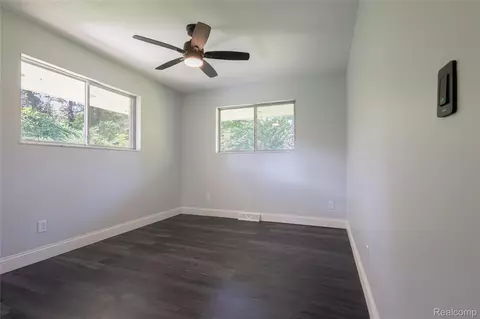 Bedroom - 575 S Hemlock Rd, Richland, MI 48626 photo 3 of 5