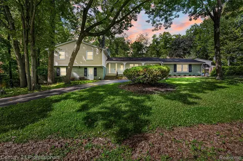745 Hawthorne Dr, Bloomfield Hills, MI 48304