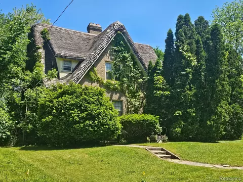 303 Ottawa Dr, Pontiac, MI 48341