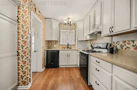 Kitchen - 473 Calvin Ave, Grosse Pointe Farms, MI 48236 photo 2 of 3