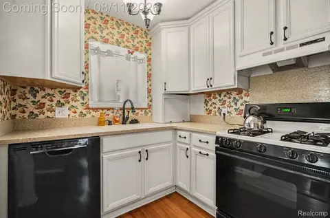 Kitchen - 473 Calvin Ave, Grosse Pointe Farms, MI 48236 photo 3 of 3