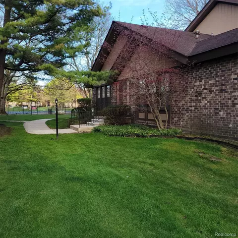 25191 Greenbrooke Dr, Southfield, MI 48033