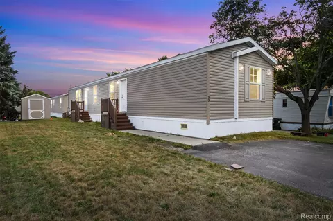 33 Hummingbird Dr, Orion, MI 48359
