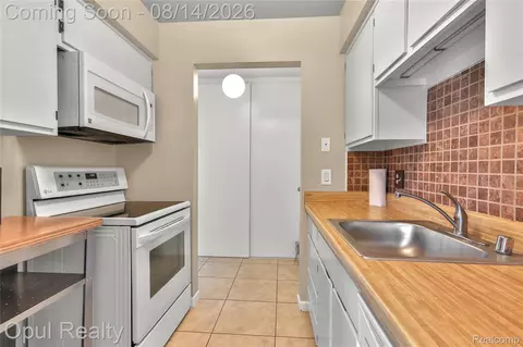 30052 W 12 Mile Rd #68, Farmington Hills, MI 48334
