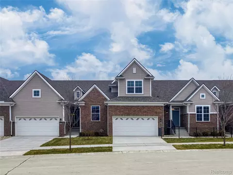 9909 Crossview Trl #122, Hartland, MI 48855