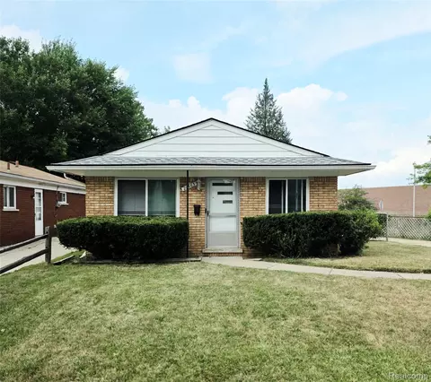 20663 Hollywood St, Harper Woods, MI 48225