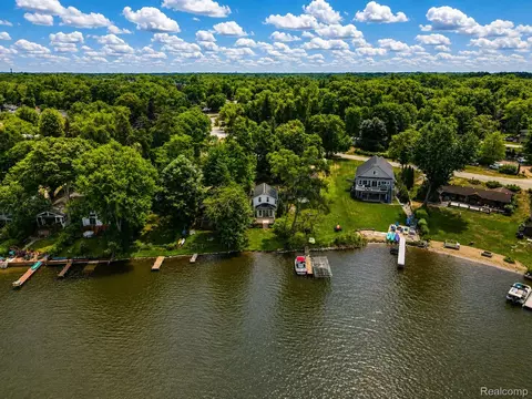 9322 Cedar Island Rd, White Lake, MI 48386