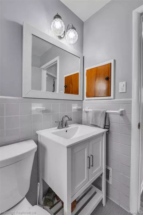 Bath - 3177 Treadwell St, Wayne, MI 48184 photo 6 of 6