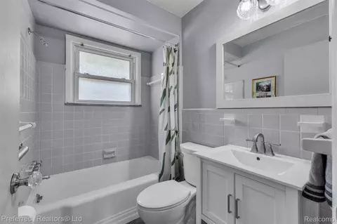 Bath - 3177 Treadwell St, Wayne, MI 48184 photo 4 of 6