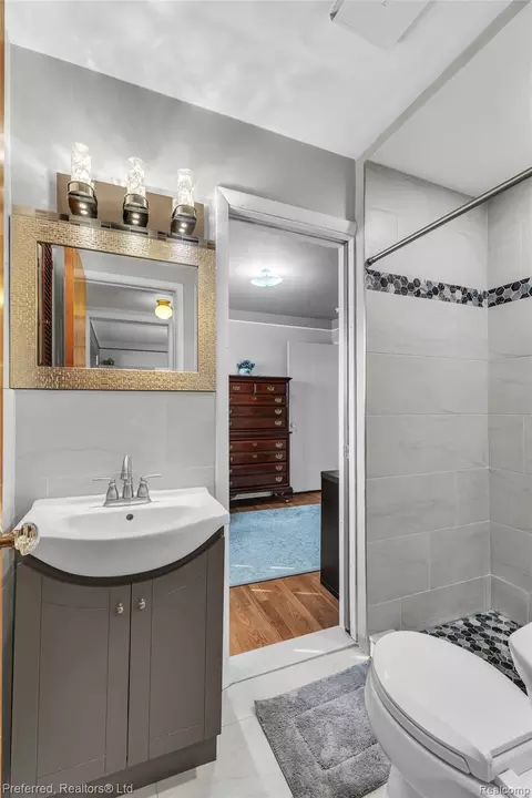 Bath - 3177 Treadwell St, Wayne, MI 48184 photo 2 of 6