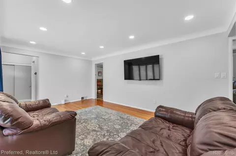 Living - 3177 Treadwell St, Wayne, MI 48184 photo 2 of 6