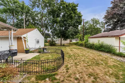 Exterior - 3177 Treadwell St, Wayne, MI 48184 photo 7 of 8