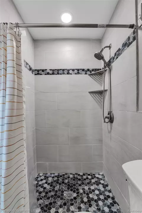 Bath - 3177 Treadwell St, Wayne, MI 48184 photo 3 of 6