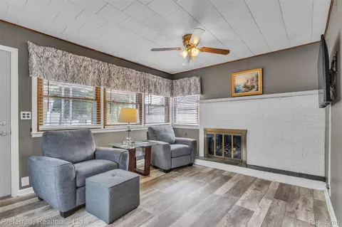 Living - 3177 Treadwell St, Wayne, MI 48184 photo 3 of 6