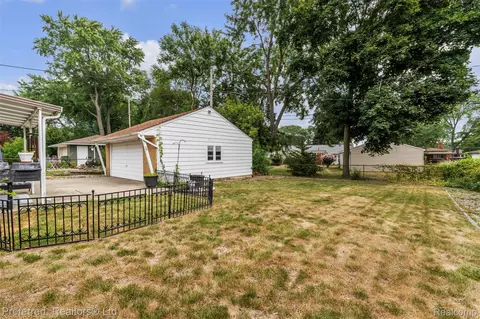 Exterior - 3177 Treadwell St, Wayne, MI 48184 photo 8 of 8