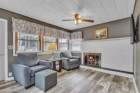 Living - 3177 Treadwell St, Wayne, MI 48184 photo 4 of 6