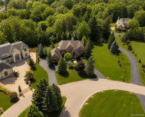 24750 Franklin Farms Dr, Franklin, MI 48025