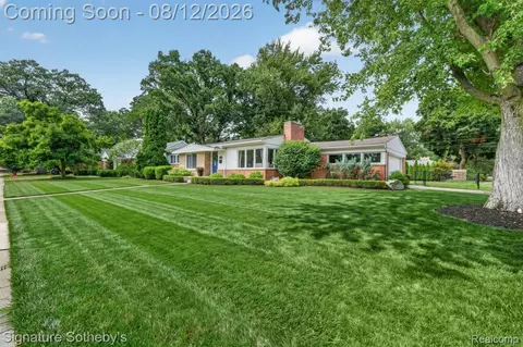 16016 N Dunblaine Ave S, Beverly Hills, MI 48025