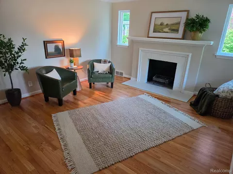 Living - 277 Beaupre Ave, Grosse Pointe Farms, MI 48236 photo 2 of 4