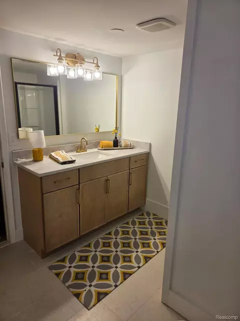Bath - 277 Beaupre Ave, Grosse Pointe Farms, MI 48236 photo 3 of 4