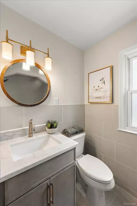 Bath - 277 Beaupre Ave, Grosse Pointe Farms, MI 48236 photo 3 of 9