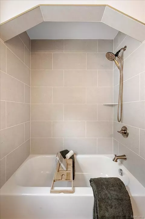 Bath - 277 Beaupre Ave, Grosse Pointe Farms, MI 48236 photo 4 of 9
