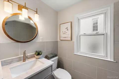 Bath - 277 Beaupre Ave, Grosse Pointe Farms, MI 48236 photo 2 of 9