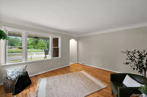Living - 277 Beaupre Ave, Grosse Pointe Farms, MI 48236 photo 4 of 7