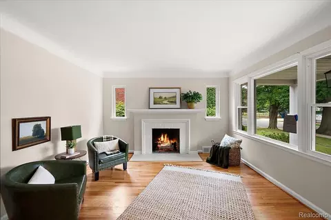 Living - 277 Beaupre Ave, Grosse Pointe Farms, MI 48236 photo 2 of 7