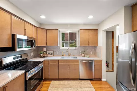 Kitchen - 277 Beaupre Ave, Grosse Pointe Farms, MI 48236 photo 2 of 3