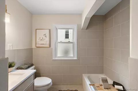 Bath - 277 Beaupre Ave, Grosse Pointe Farms, MI 48236 photo 1 of 9