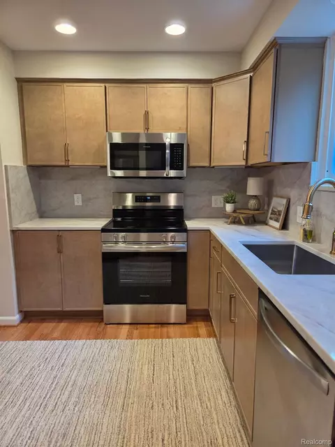 Kitchen - 277 Beaupre Ave, Grosse Pointe Farms, MI 48236 photo 1 of 2