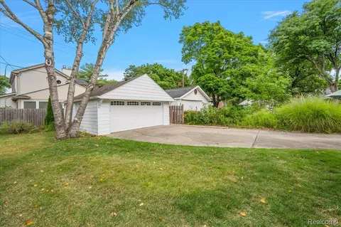 Exterior - 277 Beaupre Ave, Grosse Pointe Farms, MI 48236 photo 10 of 13