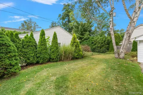 Exterior - 277 Beaupre Ave, Grosse Pointe Farms, MI 48236 photo 9 of 13